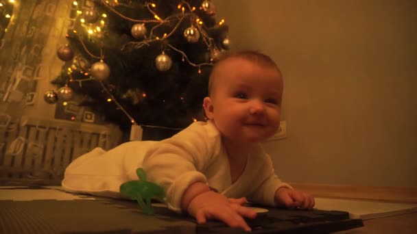 Bonito bebê menina no Natal véspera — Vídeo de Stock