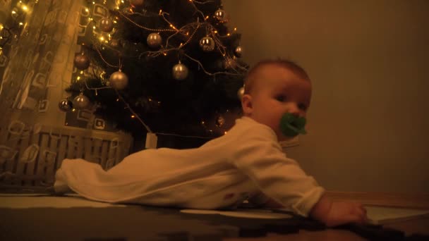 Bonito bebê menina no Natal véspera — Vídeo de Stock