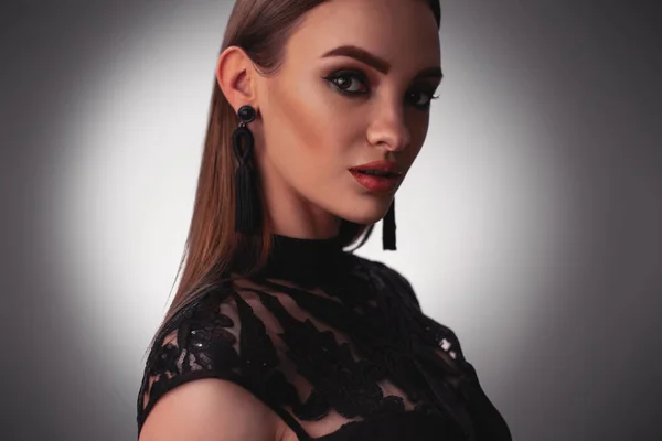 Sexy jonge dame in zwart jurk in studio — Stockfoto