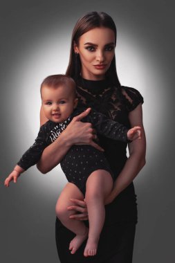 Stüdyoda küçük kızı olan seksi genç bir anne.