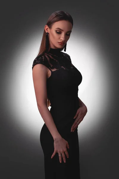 Сексуальная юная леди в черном платье в студии — стоковое фото