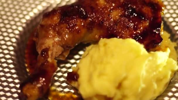 Étvágygerjesztő Sült Csirke Krumplipüré Tálcán — Stock videók