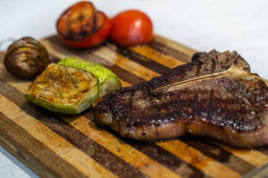 Biftek ve ızgara sebze.