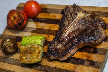 Biftek ve ızgara sebze.