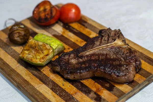 Bistec de ternera y verduras a la parrilla —  Fotos de Stock