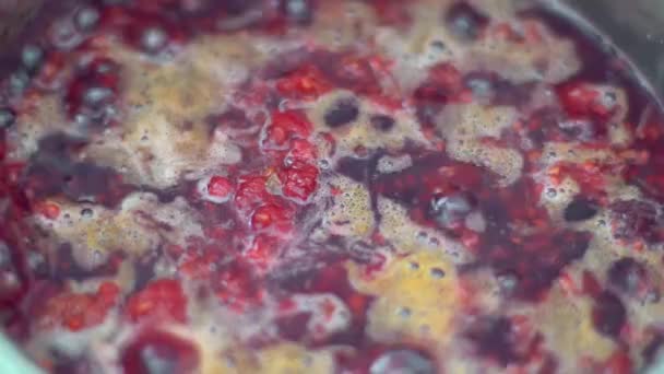 Cocinar mermelada de frambuesa en una cacerola — Vídeo de stock