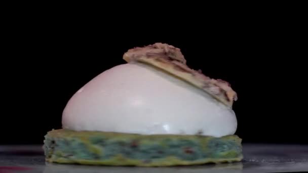 Süße appetitliche Torte auf grünem Keks — Stockvideo