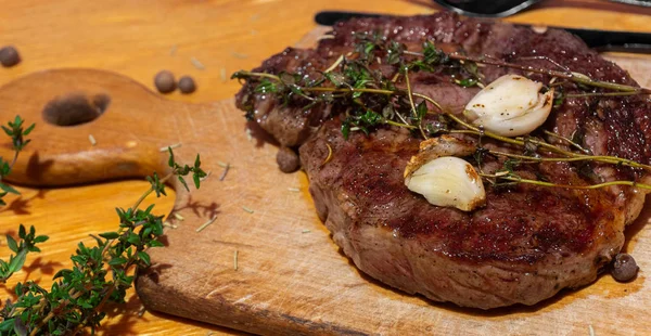 Leckeres Ribeye-Steak mit Thymian und Knoblauch — Stockfoto