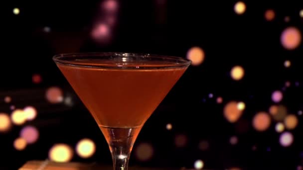 Primo piano di un cocktail alcolico appetitoso in un bicchiere — Video Stock