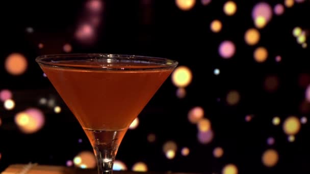 Primo piano di un cocktail alcolico appetitoso in un bicchiere — Video Stock