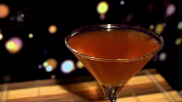 Крупный план аппетитного алкогольного коктейля в стакане — стоковое видео