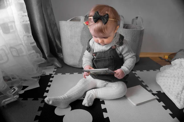 Cutie petite fille bébé à la recherche d'un livre — Photo