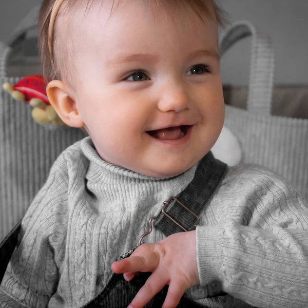 Cutie pequeña niña sonríe en casa — Foto de Stock