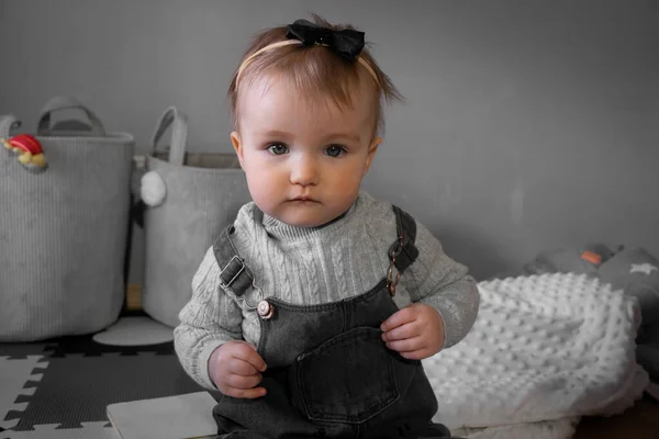 Cutie Menina Olhando Para Câmera Casa — Fotografia de Stock