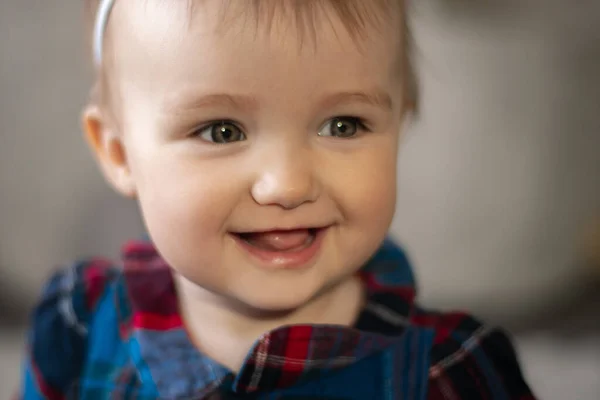 Κοντινό Πορτρέτο Του Χαριτωμένου Μικρού Κοριτσιού Χαμογελά Στο Σπίτι — Φωτογραφία Αρχείου