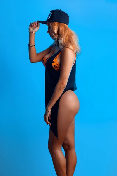 Glamour Junge Dame Orangefarbenem Body Badeanzug Studio Auf Blauem Hintergrund — Stockfoto