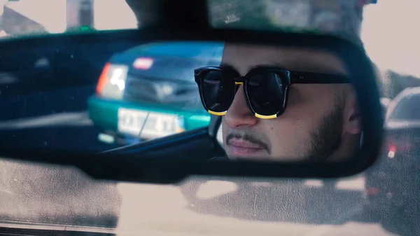 Jonge man in zonnebril rijden auto — Stockfoto