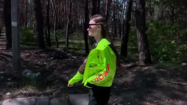 Stilren Ung Kvinna Promenader Skogen — Stockvideo