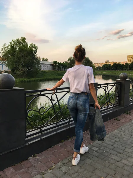 Cute Girl Walks Riverem Bankment — Stock Photo, Image