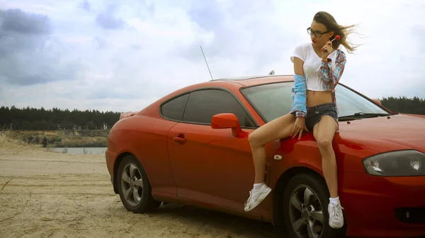 Hinreißende Blondine Mit Brille Sitzt Auf Einem Roten Auto Mit — Stockfoto