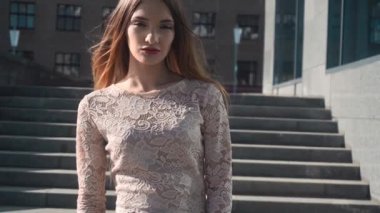 İş merkezindeki seksi genç bayan.