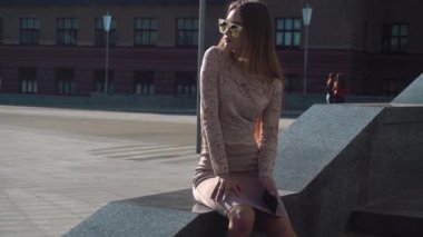 İş merkezindeki seksi genç kız.