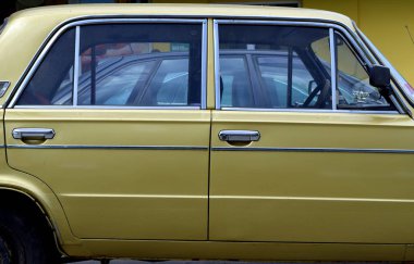 Arabanın kapısının kırıntıları, 70 'ler.