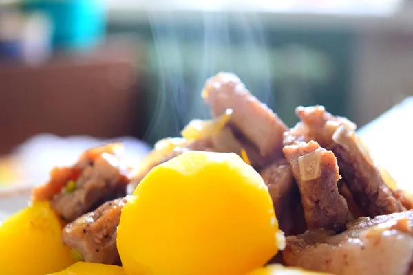 Deliciosas Patatas Hervidas Con Trozos Cerdo Frito Una Alimentación Saludable — Foto de Stock