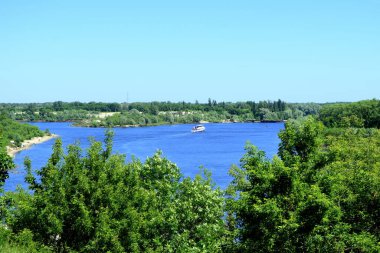 Güneşli bir günde nehirde tekne gezisi