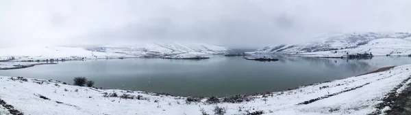 Озеро в замерзлому пейзажі — стокове фото