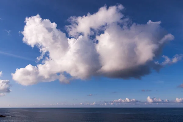 바다 위에 큰 구름 — 스톡 사진