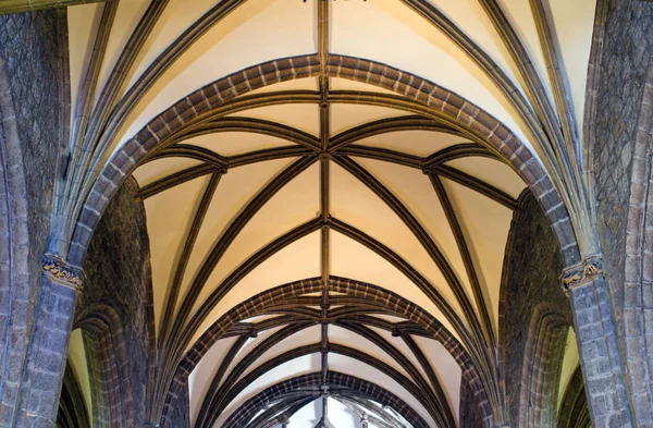 Soffitto della vecchia cattedrale europea — Foto Stock