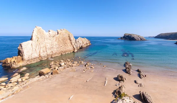 ビーチ、海と岩の美しい景色 — ストック写真