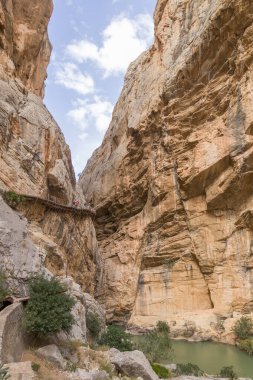 Bir dağ duvarında yol