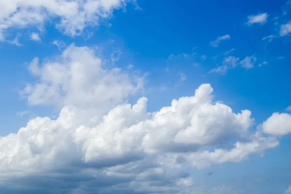 Ciel avec des nuages blancs — Photo