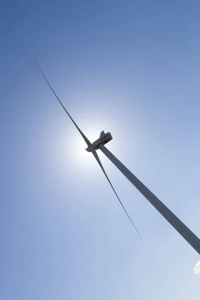 遮挡太阳的风力涡轮机 图库照片