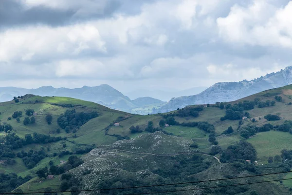 Beau paysage de montagne nuageux — Photo