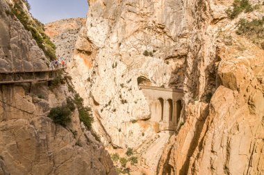 Dağlarda yol ve demiryolu