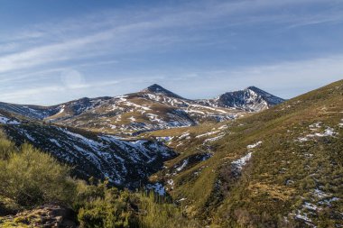 Temiz hava ortamında ikiz tepeler
