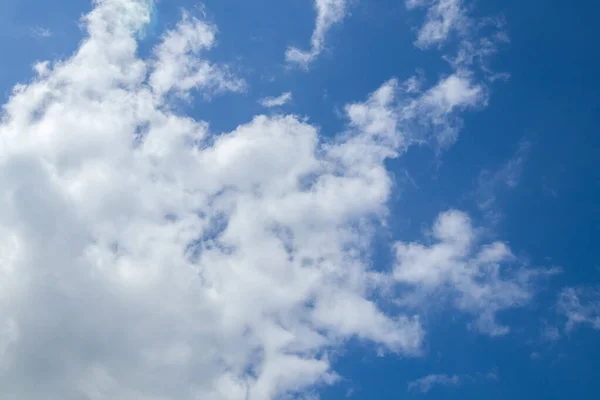 Nuages blancs dans un ciel bleu — Photo