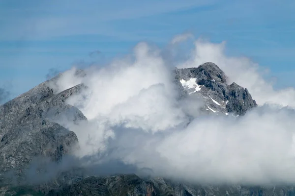 Nuvole intorno ad un'alta montagna — Foto Stock