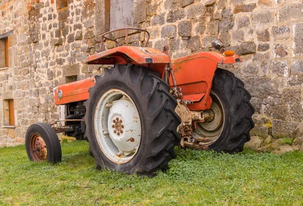 Eski ve paslı traktör
