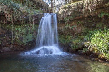 İpek etkisi az şelale
