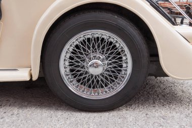 Telleri olan eski bir araba tekerleği