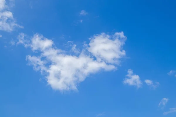 Nuages blancs dans un ciel bleu — Photo
