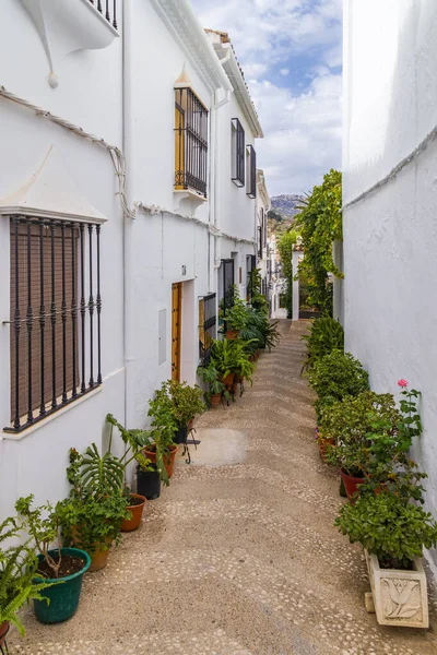 Calle estrecha del pueblo andaluz — Foto de Stock