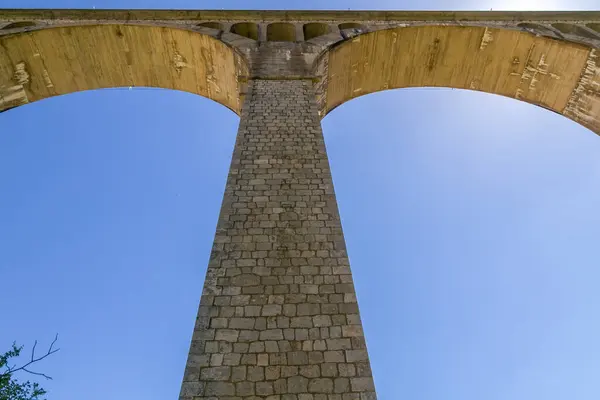 Великий мостовий стовп від основи — стокове фото