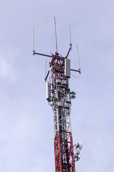 Torre de las antenas con un fondo de cielo azul — Foto de Stock