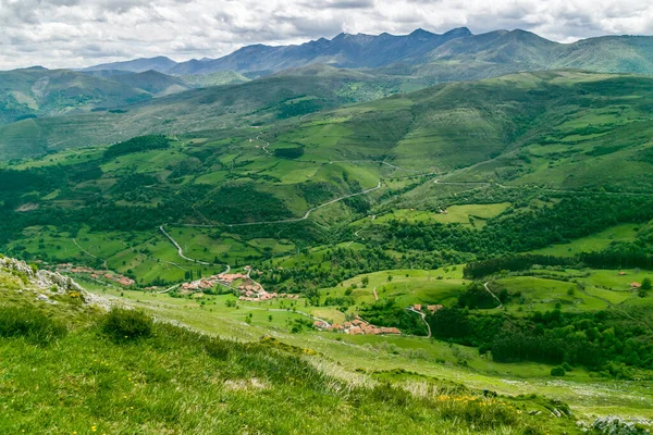 Пейзаж гор и долины — стоковое фото