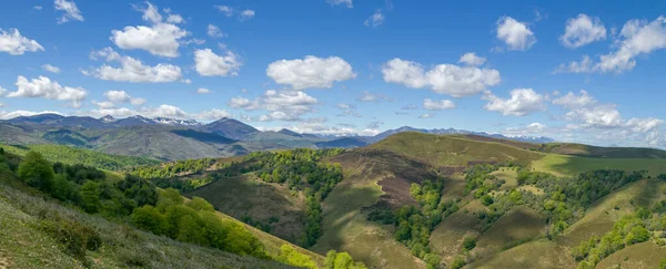 Krajina hor, oblohy a mraků — Stock fotografie